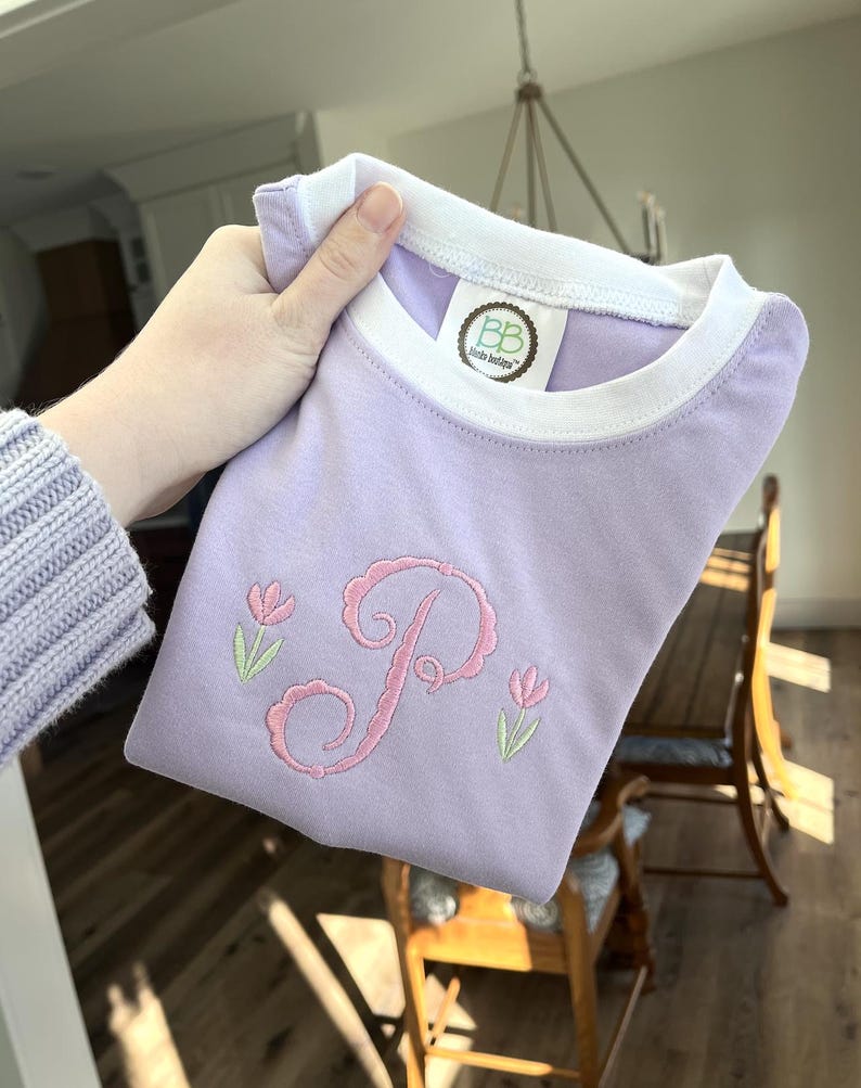 Monogram vårpyjamas, påskpyjamas, matchande pyjamas, familjepyjamas, tulpanblommonogram, kortärmat och byxset bild 4