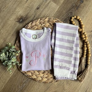 Monogram vårpyjamas, påskpyjamas, matchande pyjamas, familjepyjamas, tulpanblommonogram, kortärmat och byxset bild 2