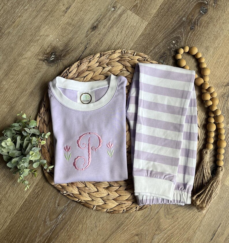 Monogram vårpyjamas, påskpyjamas, matchande pyjamas, familjepyjamas, tulpanblommonogram, kortärmat och byxset bild 2