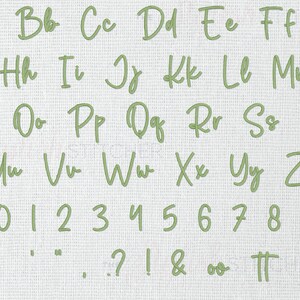 K&ouml;nnte beinhalten: Ein komplettes Alphabet und Zahlensatz in handschriftlichem Stil, in einem sanften Gr&uuml;nton. Die Buchstaben und Zahlen werden auf einem strukturierten, cremefarbenen Hintergrund angezeigt, ideal f&uuml;r Bastelprojekte.