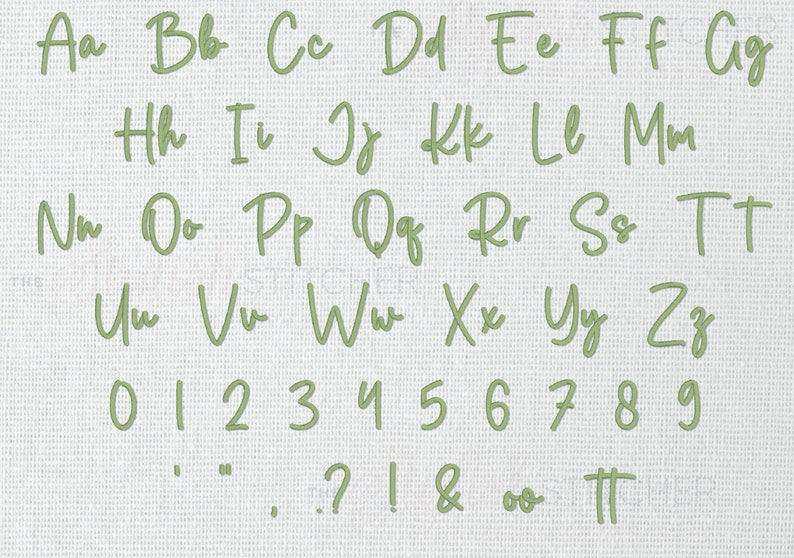 K&ouml;nnte beinhalten: Ein komplettes Alphabet und Zahlensatz in handschriftlichem Stil, in einem sanften Gr&uuml;nton. Die Buchstaben und Zahlen werden auf einem strukturierten, cremefarbenen Hintergrund angezeigt, ideal f&uuml;r Bastelprojekte.