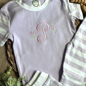 Monogram vårpyjamas, påskpyjamas, matchande pyjamas, familjepyjamas, tulpanblommonogram, kortärmat och byxset bild 3