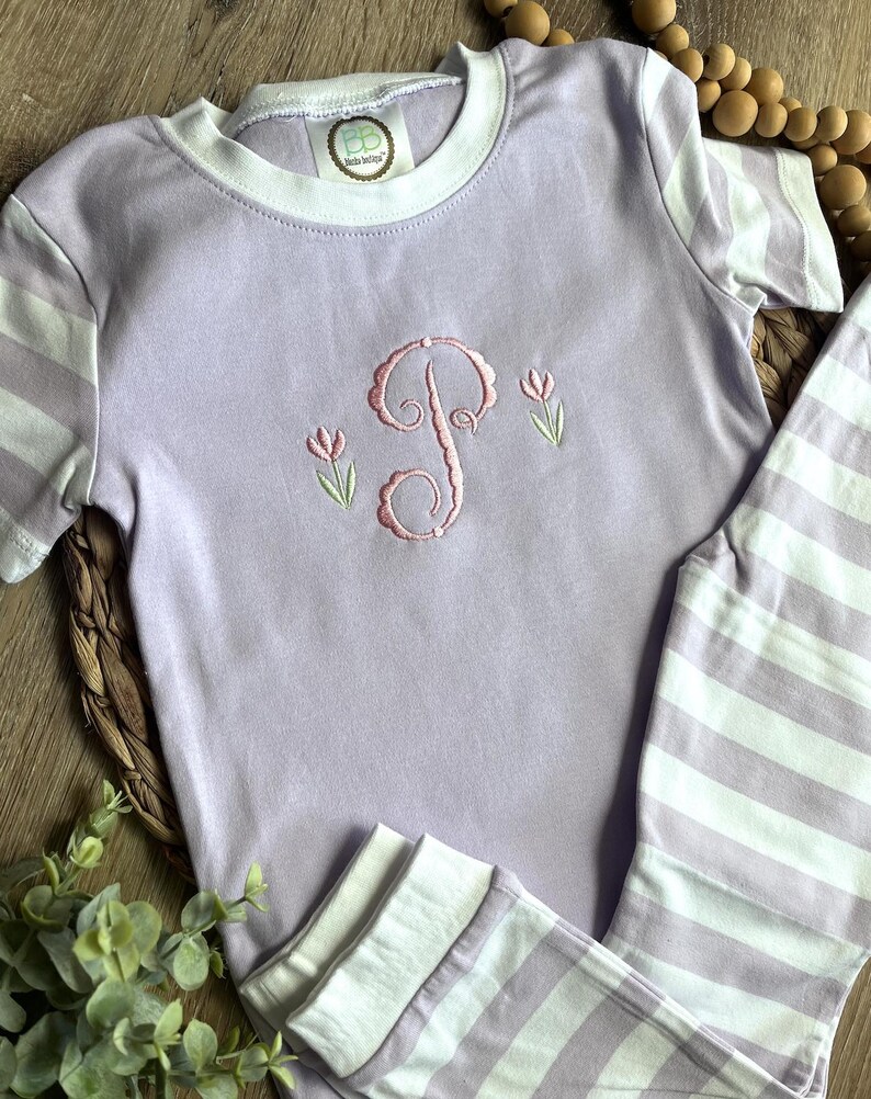 Monogram vårpyjamas, påskpyjamas, matchande pyjamas, familjepyjamas, tulpanblommonogram, kortärmat och byxset bild 3