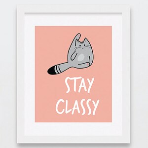 Könnte beinhalten: Ein rosa Hintergrund mit einer grauen Cartoon-Katze, die mit erhobenem Pfote sitzt. Der Text "STAY CLASSY" befindet sich unter der Katze.