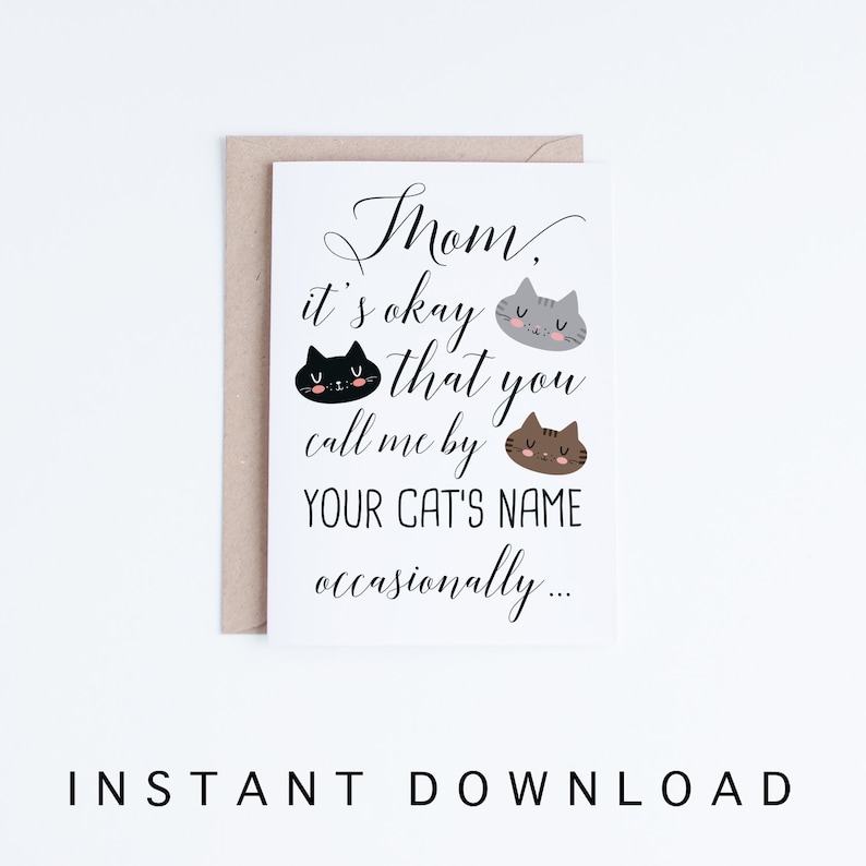 Pode incluir: Um cart&atilde;o branco com texto preto que diz "M&atilde;e, tudo bem voc&ecirc; me chamar pelo nome do seu gato de vez em quando..." com tr&ecirc;s gatos de desenho animado no design. O cart&atilde;o est&aacute; em um envelope marrom.
