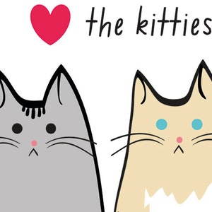 Pu&ograve; includere: Un'illustrazione semplice di due gatti con il testo "the kitties" e un cuore rosso sopra di loro. Il gatto a sinistra &egrave; grigio e il gatto a destra &egrave; beige.