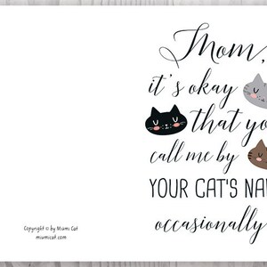 Pode incluir: Um cart&atilde;o branco com texto preto que diz "M&atilde;e, tudo bem voc&ecirc; me chamar pelo nome do seu gato de vez em quando..." H&aacute; tr&ecirc;s gatos de desenho animado na imagem, um cinza, um preto e um marrom.