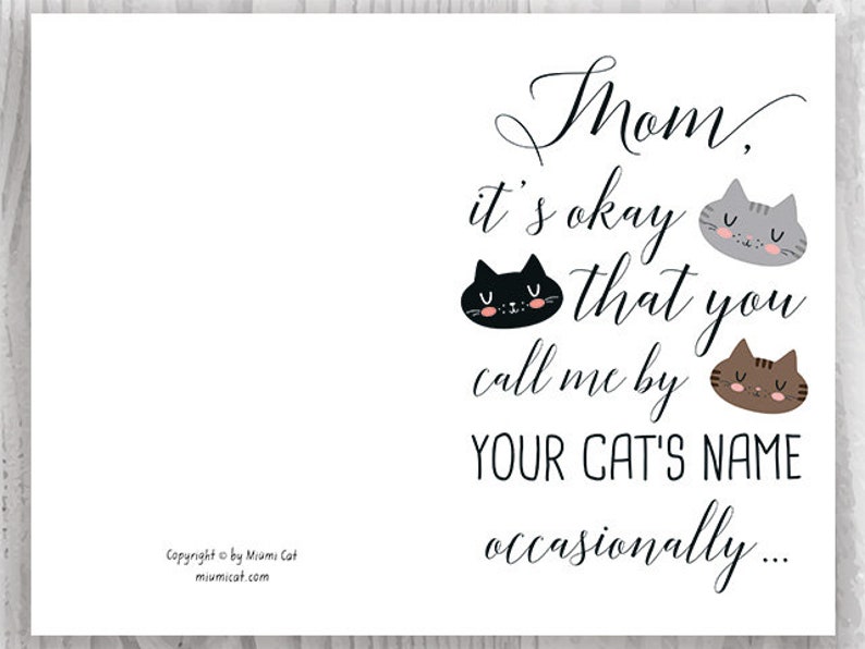 Pode incluir: Um cart&atilde;o branco com texto preto que diz "M&atilde;e, tudo bem voc&ecirc; me chamar pelo nome do seu gato de vez em quando..." H&aacute; tr&ecirc;s gatos de desenho animado na imagem, um cinza, um preto e um marrom.