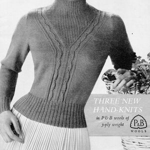 Può includere: Una fotografia in bianco e nero di una donna che indossa un maglione di lana con un motivo a treccia. Il maglione ha un collo alto e maniche lunghe. Il testo "THREE NEW HAND-KNITS in P&B wools of 3-ply weight P&B WOOLS" è visibile nell'angolo in basso a destra dell'immagine.