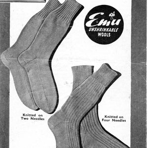 Peut inclure: Une image en noir et blanc de deux paires de chaussettes. Une paire est tricotée sur deux aiguilles et l'autre paire est tricotée sur quatre aiguilles. Les chaussettes sont faites avec des laines Emu non rétractables. L'image comprend le texte "BESTWAY LEAFLET 3d 1425 MEN'S SOCKS Plain Pair - 3 ozs. of 3-ply Ribbed Pair - 3 1/2 ozs. of 3-ply Emu UNSHRINKABLE WOOLS Knitted on Two Needles Knitted on Four Needles".