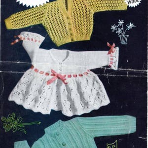 Puede incluir: Un patrón de tejido vintage para tres chaquetas de bebé. El patrón es para una chaqueta amarilla, blanca y azul. El patrón es de Weldons Knitwear y es para tallas de nacimiento a 18 meses. El patrón requiere de 3 a 4 onzas de lana de tejido rápido o nylon.