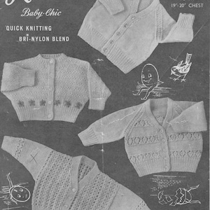 Könnte beinhalten: Vier Strickmuster für Baby-Cardigans mit verschiedenen Maschenmustern und Designs. Die Muster sind mit "Robin Baby-Chic" betitelt und beinhalten Anleitungen für schnelles Stricken mit einem Bri-Nylon-Garn. Die Muster sind für einen Cardigan, der einer Brustweite von 48 bis 51 cm entspricht.