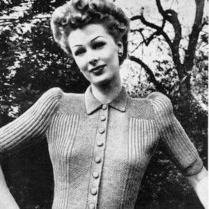 Puede incluir: Una fotografía en blanco y negro de una mujer con un suéter de punto con botones y cuello. El suéter está hecho con punto de arroz y tejido de canalé. El texto "BESTWAY LEAFLET 3d 1297" y "BUTTON-UP JUMPER IN MOSS-STITCH AND RIBBING (3-ply)" es visible en la imagen.