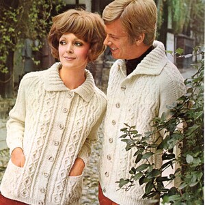 Könnte beinhalten: Ein Vintage-Strickmuster mit zwei Personen, die weiße Kabelstrickjacken tragen. Das Muster trägt den Titel "Capstan" und stammt von der Marke "Patons". Das Muster ist für die Größen 35-46 Zoll.