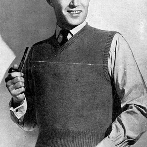 Puede incluir: Una fotografía en blanco y negro de un hombre que lleva un chaleco de punto con cuello en V. El chaleco es de color gris oscuro y tiene una textura acanalada. El hombre también lleva una camisa blanca con las mangas remangadas. Sostiene una pipa en su mano derecha. El texto "BESTWAY 1816 3d" es visible en un círculo en la esquina superior izquierda de la imagen. El texto "5 1/2 6 1/2 o 7 OZs de 3-PLY" es visible en la esquina superior derecha de la imagen.