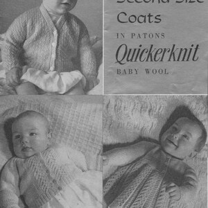 以下が含まれることがあります： パトンズ・クイックニット・ベビーウールを使用した、ベビー用カーディガンとワンピースの2種類のベビーコートの編み図です。パターン番号は438-6dです。