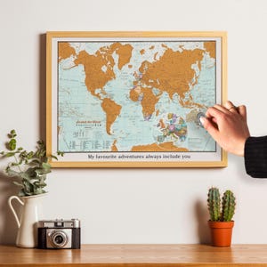 Weltkarte zum Rubbeln Poster - Kratze Orte ab, an die du Reist! - Reisegröße 42 cm (B) x 29,7 cm (H) - Kartografische Details