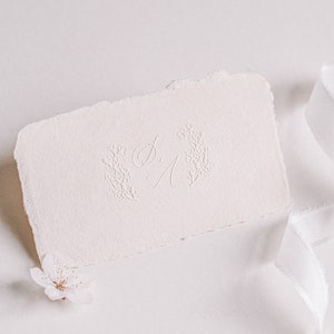 Embosseur fleurs de cerisier, tampon floral, sceau en relief monogramme, sceau de gaufrage personnalisé, gaufrage script mariage, CHERISH EMONO171