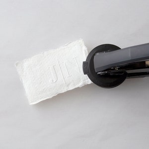 Monogramm Prägestempel, Initialen Prägesiegel, personalisierter Embosser, Hochzeitsmonogramm Prägestempel, kundenspezifisches Prägesiegel GRACE EMONO103