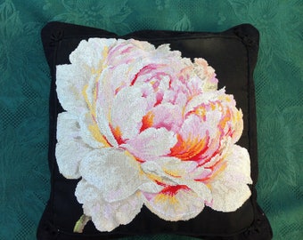 Housse de coussin " pivoine "  brodée à points comptés