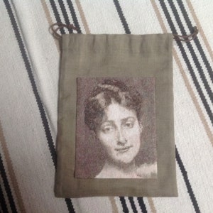 pochette de rangement : jeune femme en sépia