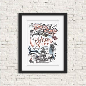 Puede incluir: Lámina artística enmarcada con una ilustración dibujada a mano de los lugares emblemáticos de Oklahoma City. La obra de arte incluye el distrito de Bricktown, la Torre Devon y el Memorial Nacional de Oklahoma City. La palabra "Oklahoma City" está escrita en una fuente estilizada.