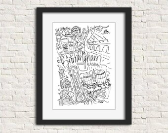 Puede incluir: Impresión artística enmarcada en negro con una detallada ilustración en blanco y negro de Birmingham, Alabama. La obra de arte incluye monumentos de la ciudad, el nombre de la ciudad y el nombre del estado. La impresión se muestra en una pared de ladrillos blancos.