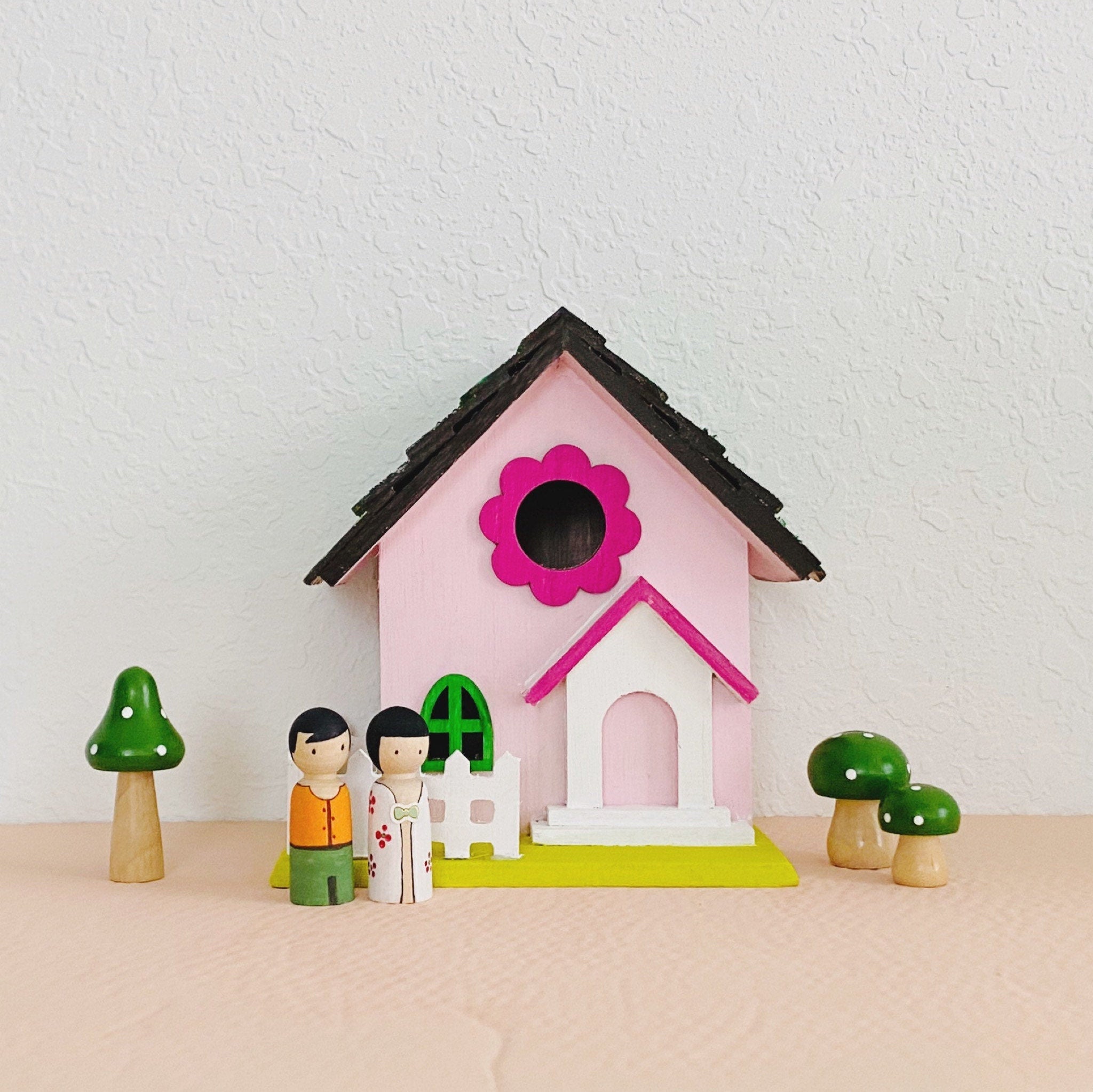 Maison de Poupée en Bois. Maison Rose. Décor Nordique