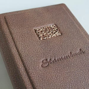 Stammbuch Traditionell aus braunem Büffelleder, klassisch mit 6 Ringmechanik ohne Klarsichthüllen, kein DIN A5/A4