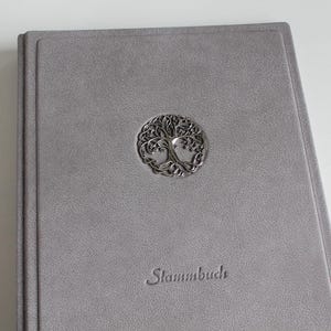 Stammbuch DIN A4 LEBENSBAUM aus Büffelleder in graue taupe mit 4 Ringmechanik und Klarsichthüllen