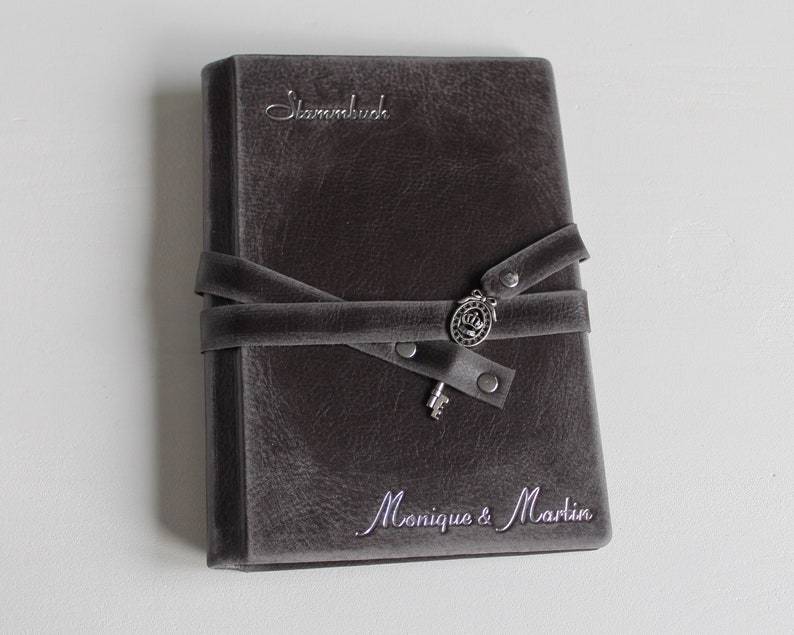 Stammbuch SCHLÜSSEL-VINTAGE schwarz Nappaleder Traditionell mit 6 Ring Mechanik + Name & Name