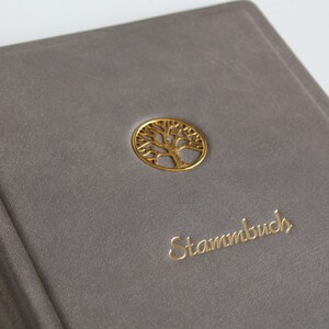 Stammbuch DIN A5 LEBENSBAUM aus grauem Nappaleder und goldenem Schrift mit 4 Ringmechanik und Klarsichthüllen