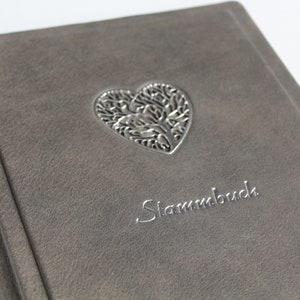 Stammbuch DIN A5 LEBENSBAUM-HERZ aus grauem Nappaleder und silbernem Schrift mit 4 Ringmechanik und Klarsichthüllen