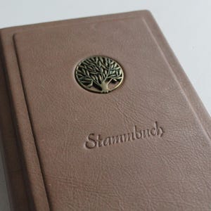 Stammbuch LEBENSBAUM aus braunem Nappaleder in klassische Größe mit 6 Ringmechanik ohne Klarsichthüllen, kein DIN A5/A4