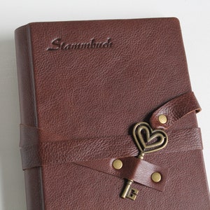Stammbuch HERZ-SCHLÜSSEL aus Leder, Traditionell mit 6 Ringmechanik, ohne Klarsichthüllen, kein DIN A5/A4
