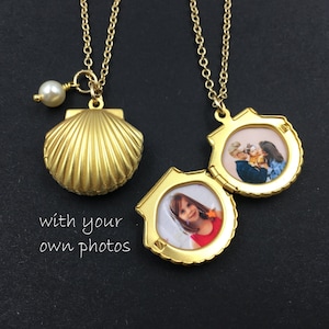 Puede incluir: Dos collares con medallón de concha de oro, uno con un dije de perla. Los medallones están abiertos y muestran fotos en el interior.