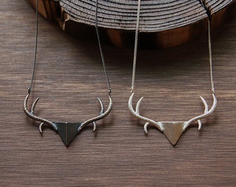 Hjorthuvud i oxiderat sterlingsilver, hjorthorn i sterlingsilver, halsband av hjorthorn, hjortsmycken, hantverkssmycken, svart silverhjort