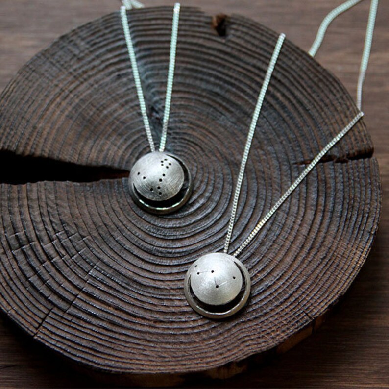 Silverförmörkelse, Horoskophalsband, Stjärnbildsmycken, Stjärnbildskonstellation, Stjärntecken, Oxiderat sterlingsilver, Halsmånehalsband bild 2