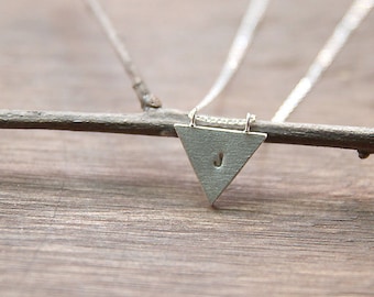 Triangelhalsband med initialer, triangelhalsband i sterlingsilver, personligt triangelhalsband, handstämplat, geometriskt triangelhalsband
