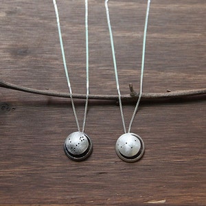 Silverförmörkelse, Horoskophalsband, Stjärnbildsmycken, Stjärnbildskonstellation, Stjärntecken, Oxiderat sterlingsilver, Halsmånehalsband bild 1
