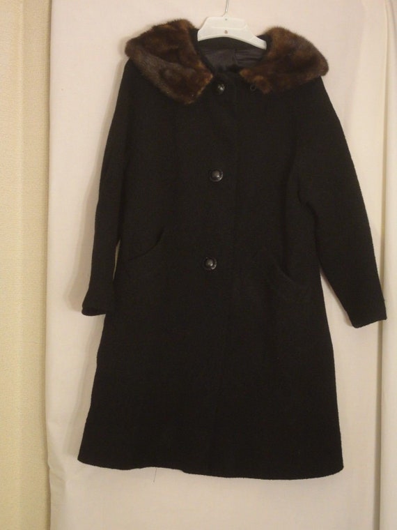 Beautiful Vintage Womens Black Coat with Fur coll… - image 1