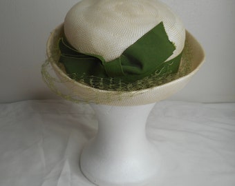 Vintage Bumper hat White w/ Green Band and bow Woven Woman's hat w/ net
