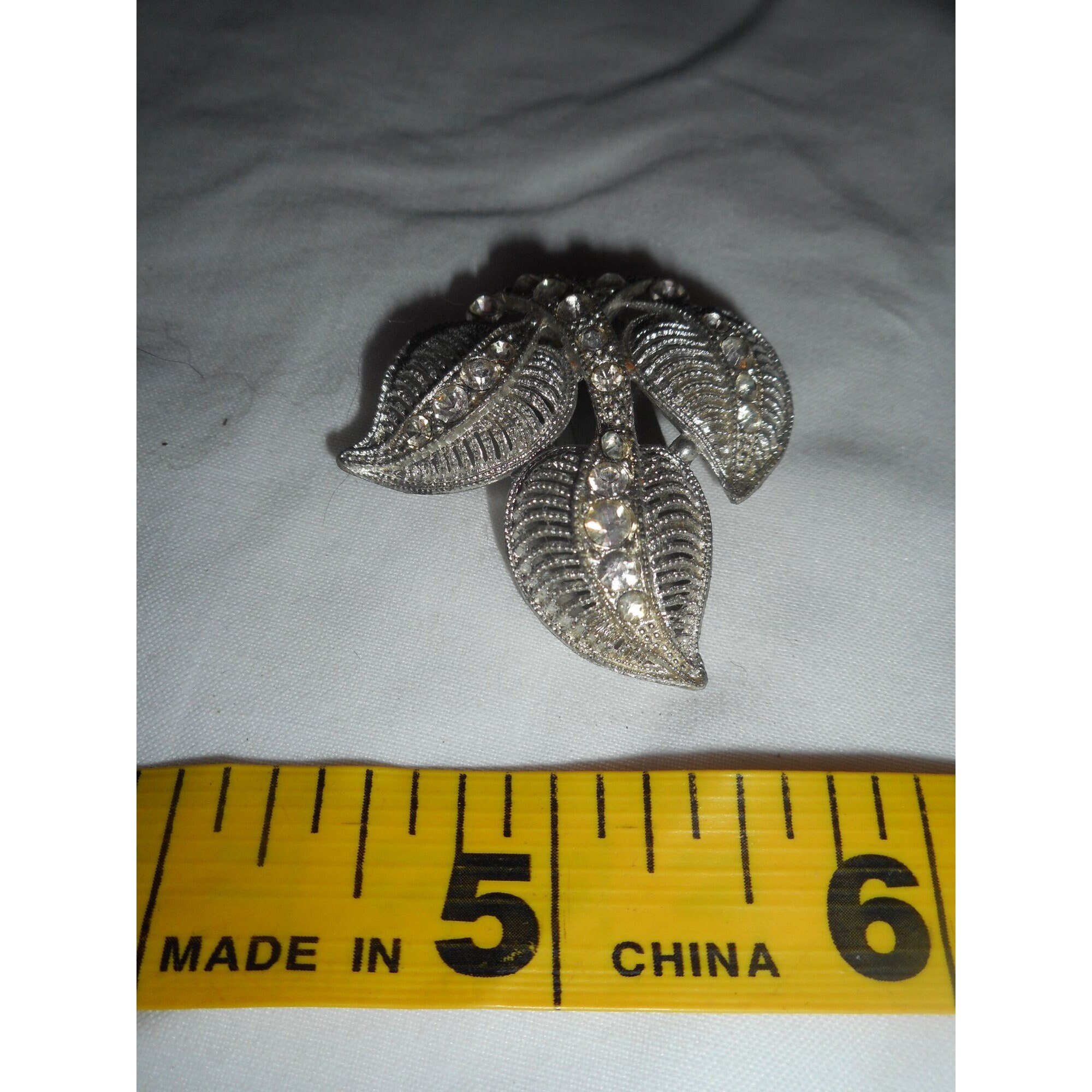 VintageWoofatorium Vintage Estate Rhinestone Leaves Scarf Buckle Scarf Clip Ornate VintageWoofatorium Vintage Estate Rhinestone Leaves Scarf Buckle Scarf Clip Ornate