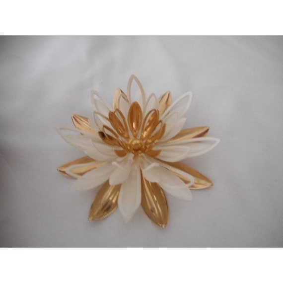 Vintage Estate Costume Floral 3D Brooch Pin Goldt… - image 3