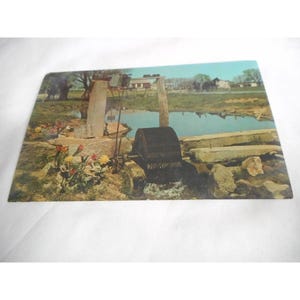 Cartão postal vintage da década de 1960, bomba d'água estilo country holandês da Pensilvânia, fazenda Amish