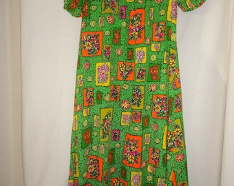 Vintage Made in Hawaii Floral Green Dress Smaller size short sleeve Zip back