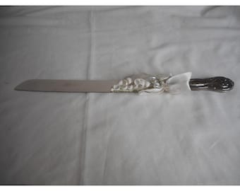 Couteau à gâteau Sheffield England gravé en métal argenté, mariage 1967
