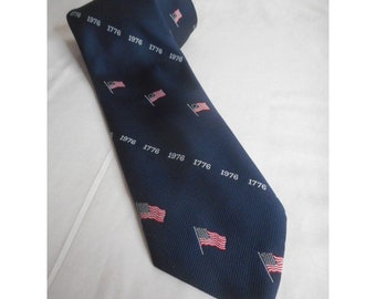 Cravate Chic Drapeau Américain Doré Sur Noir - Longueur Classique - Fabriquée Aux USA