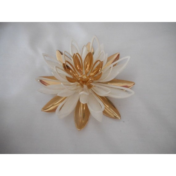 Vintage Estate Costume Floral 3D Brooch Pin Goldt… - image 1