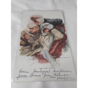 Stara pocztówka z lat 1900., przedstawiająca grupę osób trzecich